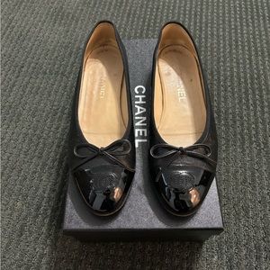 Chanel lambskin and patent calfskin black ballet flats size 37